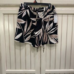 Time and Tru Black and Tan Leaf Print Women's Shorts